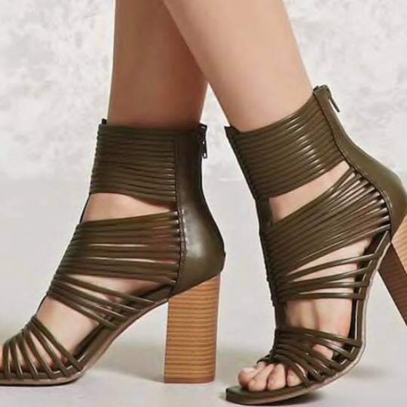 Forever 21 Sandals. Size 7 - Picture 3 of 3